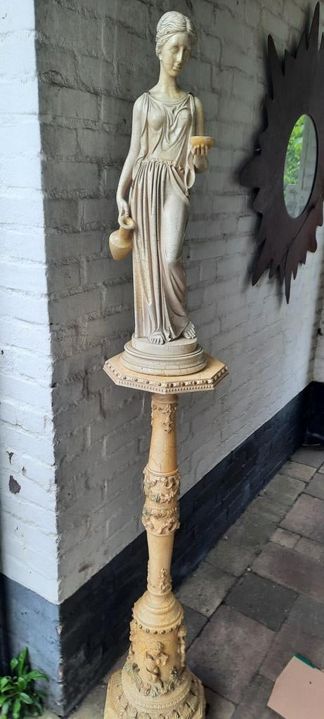 Klassiek beeld van  een godin op sokkel - Antieke stijl, Ophalen