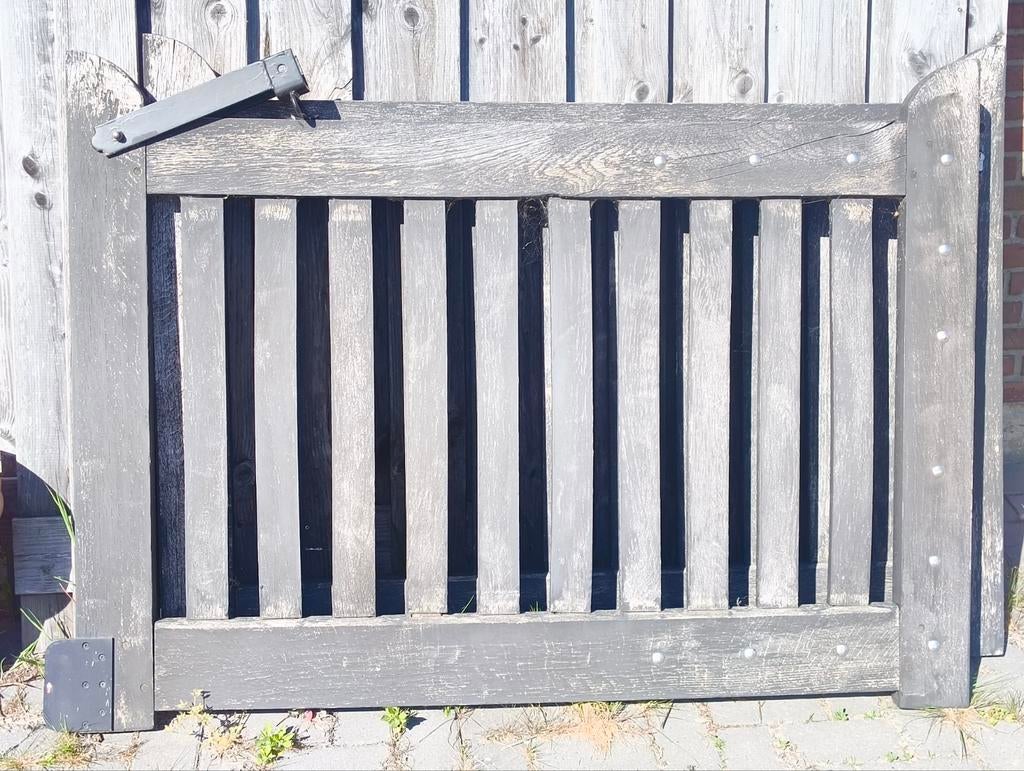 Robuust grijs houten hekwerk met lage poort (3m breed), Tuin en Terras, Ophalen