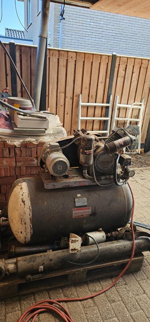 Robuuste Industriële Compressor - Hoge Druk & Capaciteit, Ophalen, Gebruikt, 400 tot 800 liter/min, 10 bar of meer