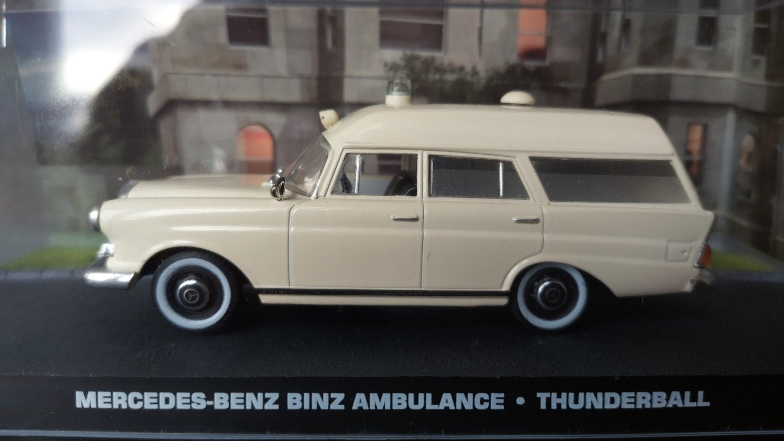 Mercedes Benz Binz Ambulance 1:43 James Bond Pol, Hobby en Vrije tijd, Modelauto's | 1:43, Overige merken, Auto, Verzenden, Nieuw