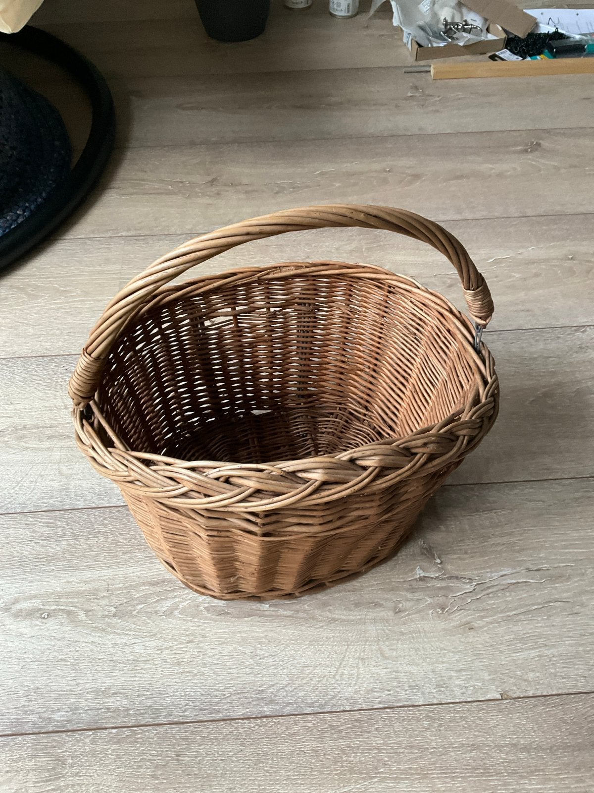 Rotan fietsmand met handvat en haken, Ophalen of Verzenden, Gebruikt, Fietsmand, Stuurbevestiging