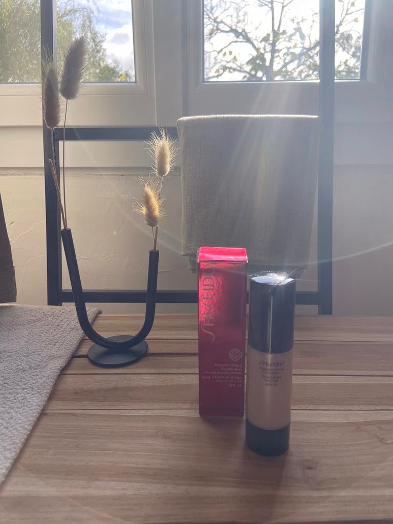 Shiseido Radiant Lifting Foundation Deep Ochre nr. 080, Ophalen of Verzenden, Nieuw, Gehele gezicht, Make-up