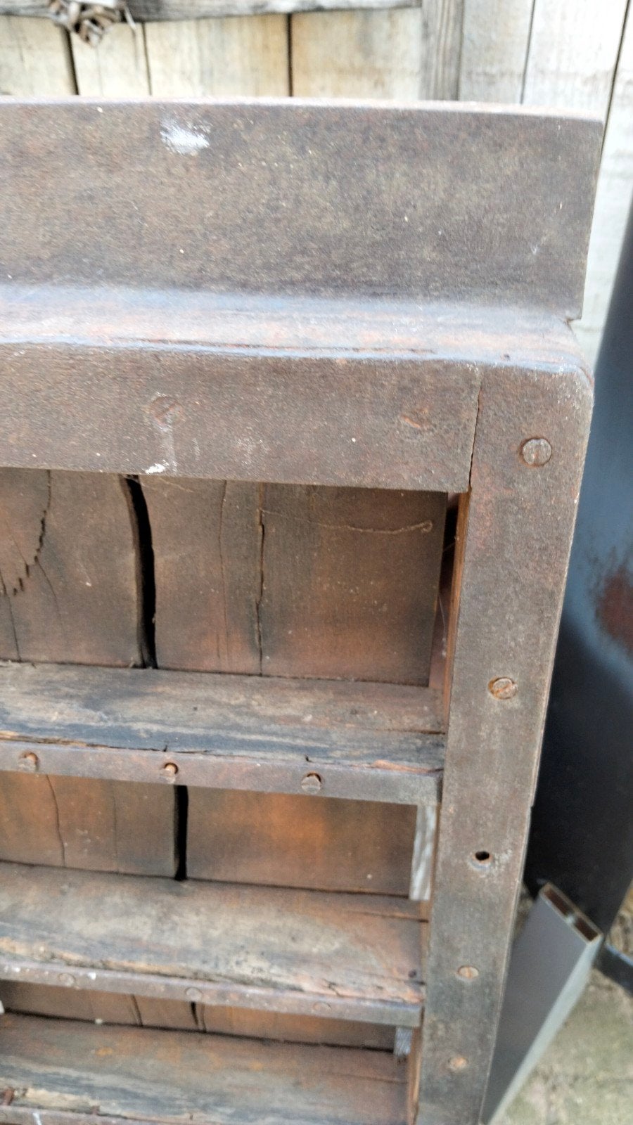 Grote brocante steenmal afgewerkt met ijzer heel zwaar, Ophalen