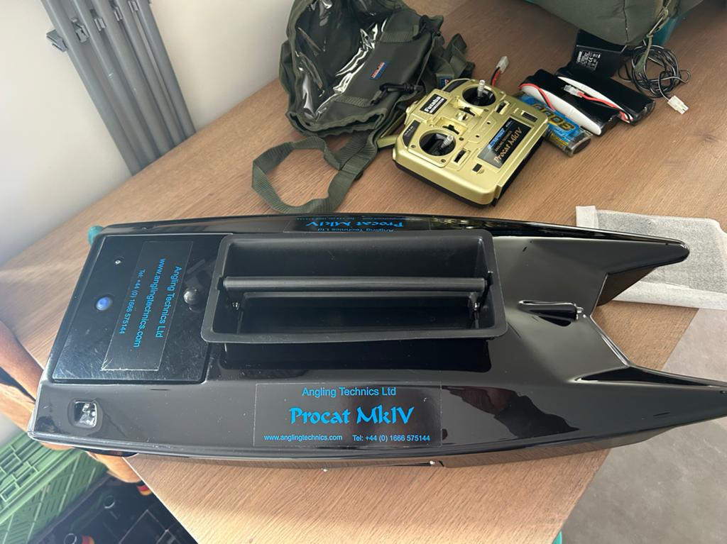 Karper voerboot Angling Technics Procat MkIV, Ophalen of Verzenden, Zo goed als nieuw, Groter dan 1:32, Overige merken