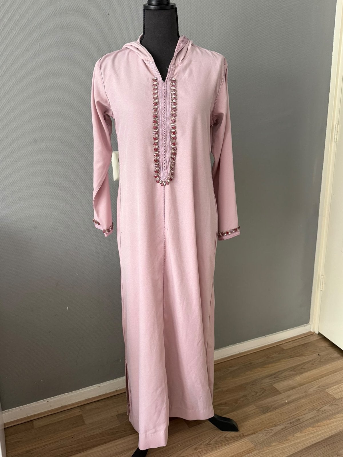 Roze Kaftan XS/S met borduursel en lichte lijmvlekjes, Ophalen of Verzenden, Gedragen, Maat 34 (XS) of kleiner, Roze