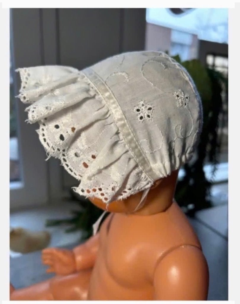 Vintage broderie mutsje voor beer of pop, broderie rand, Ophalen of Verzenden, Zo goed als nieuw, X, Kleertjes