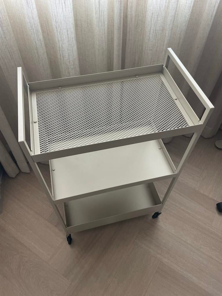 Nissafors Roltafel Beige - Handige en Stijlvolle Bijzettafel, Ophalen, Zo goed als nieuw