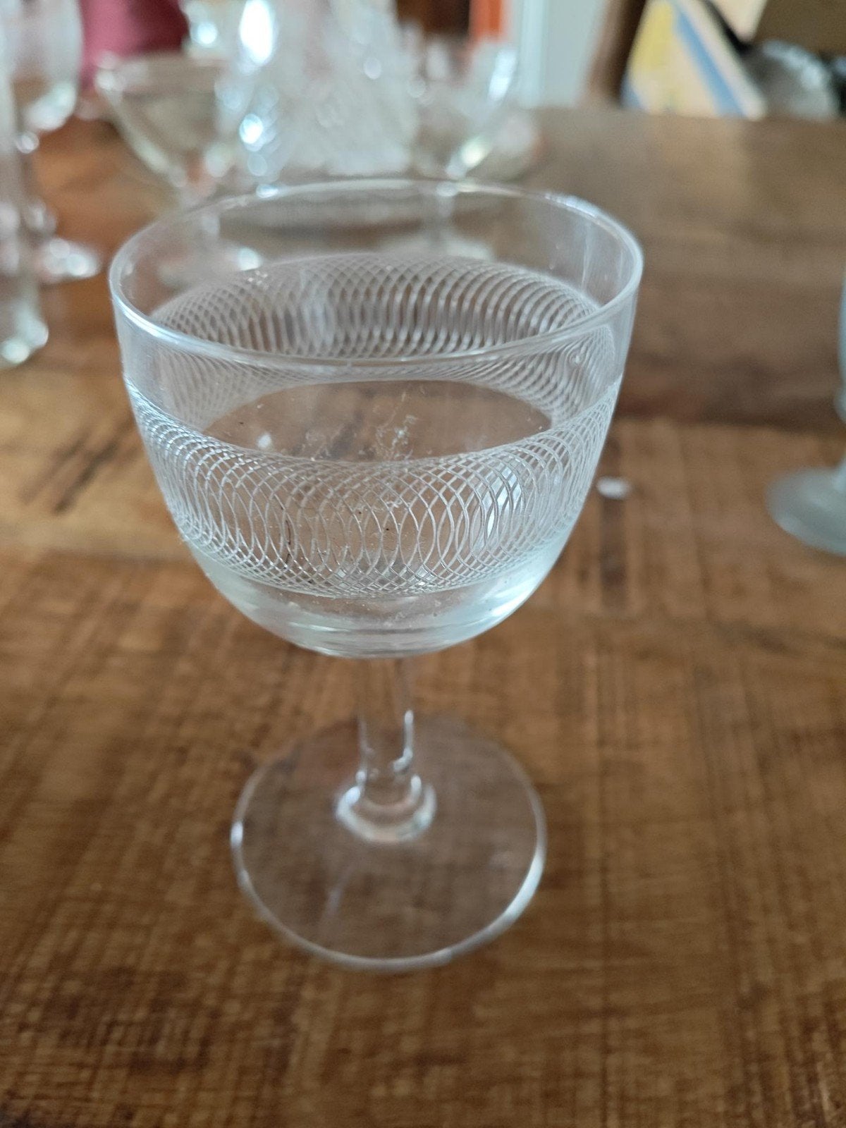 Antike coupeglsxen en 1 waterglas met uniek Frans guilloché, Ophalen