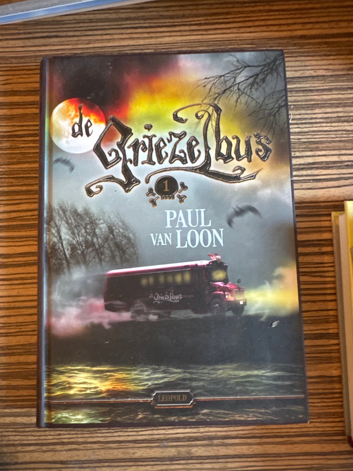 De Griezelbus 1 - Paul van Loon (Kinderboek), Boeken, Ophalen of Verzenden, Gelezen, Fictie