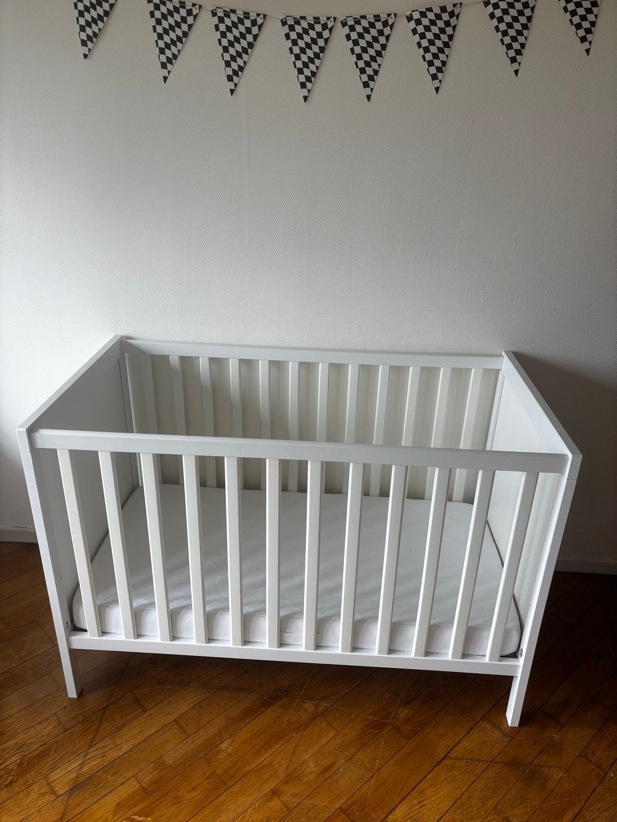 IKEA Sundvik Ledikant Wit - Inclusief Matras en Beddengoed, Huis en Inrichting, Ophalen, Verstelbaar, Wit, Zo goed als nieuw