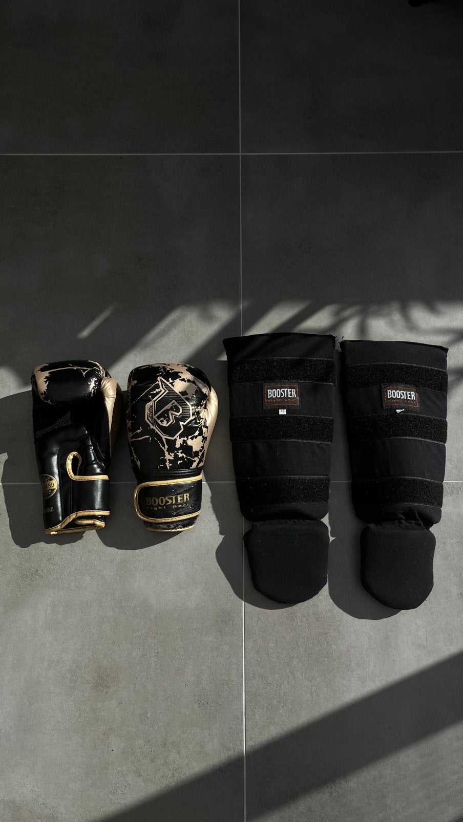 Kickbokshandschoenen 6 oz en scheenbeschermers, kickboks set, Ophalen, Gebruikt, Bokshandschoenen