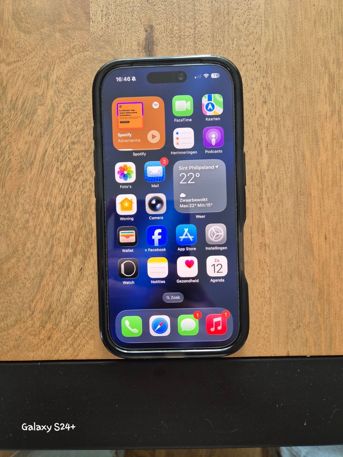 iPhone 17 256GB nevelblauw, inclusief magsafe hoesje.