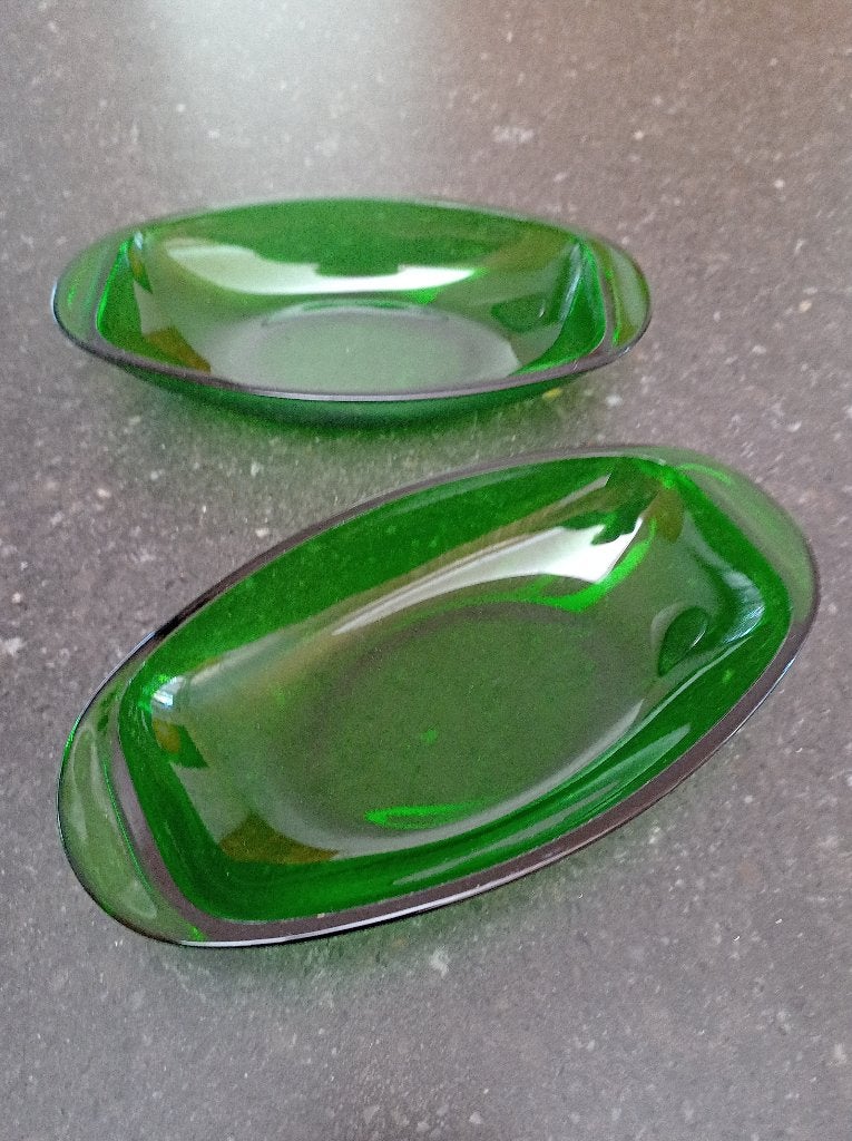 2 groene glazen schaaltjes, Huis en Inrichting, Ophalen, Overige stijlen, Glas, Schaal of Schalen