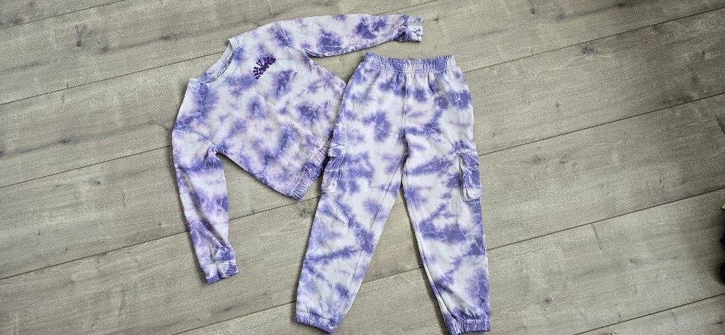 Paars/wit joggingpak maat 134 in paars/wit tie-dye patroon, Kinderen en Baby's, Kinderkleding | Maat 134, Zo goed als nieuw, Meisje