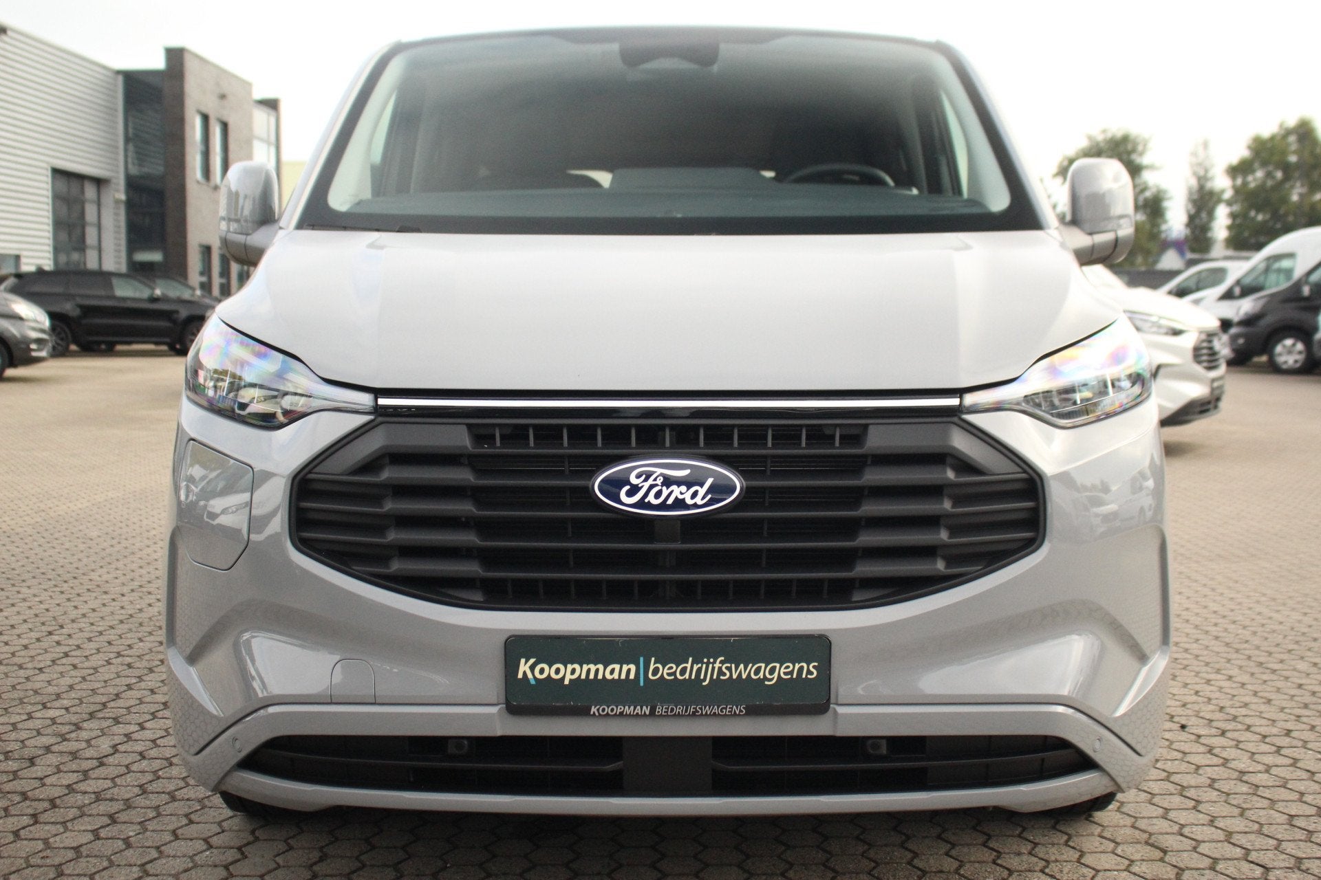 Ford Transit Custom 2.5 PHEV 233pk L2H1 Kombi Limited | 8-Pe, Auto's, Ford, Automatische klimaatregeling, 8 stoelen, 1850 kg, 2467 kg