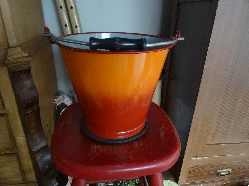Oude emaille emmer gevlamd oranje rood, Ophalen