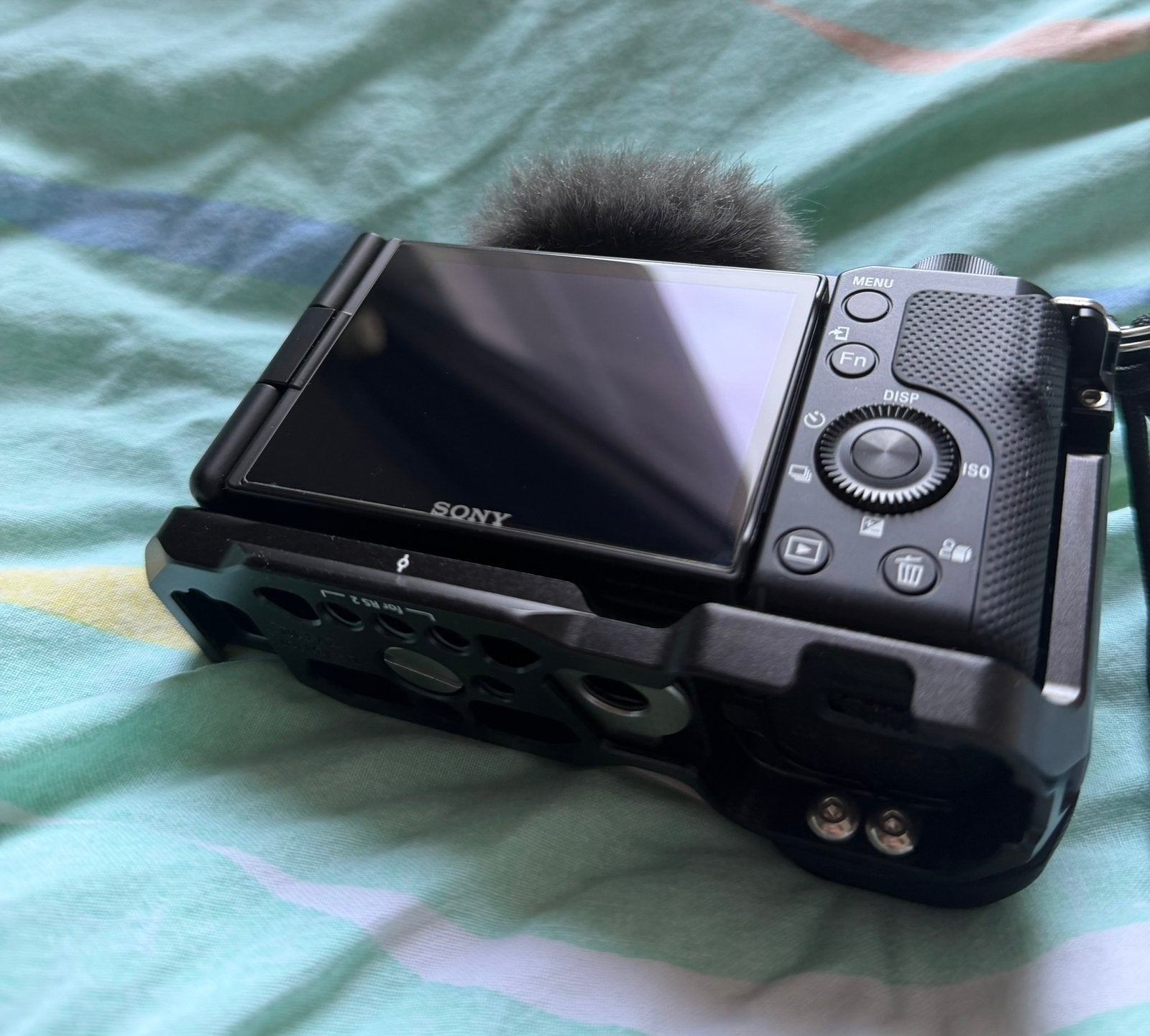 Foto 5 van Sony ZV-E10 (Nieuwstaat), SmallRig Cage, 256GB SD & accu’s