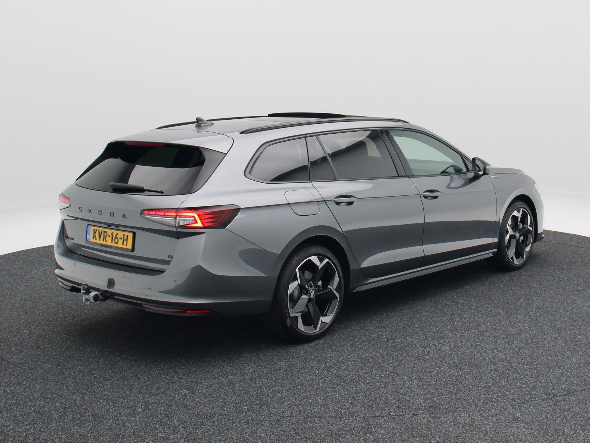Skoda Superb Combi 1.5 TSi 204 Pk PHEV Sportline Business |, Auto's, Dealer onderhouden, Euro 6, 4 cilinders, Startonderbreker