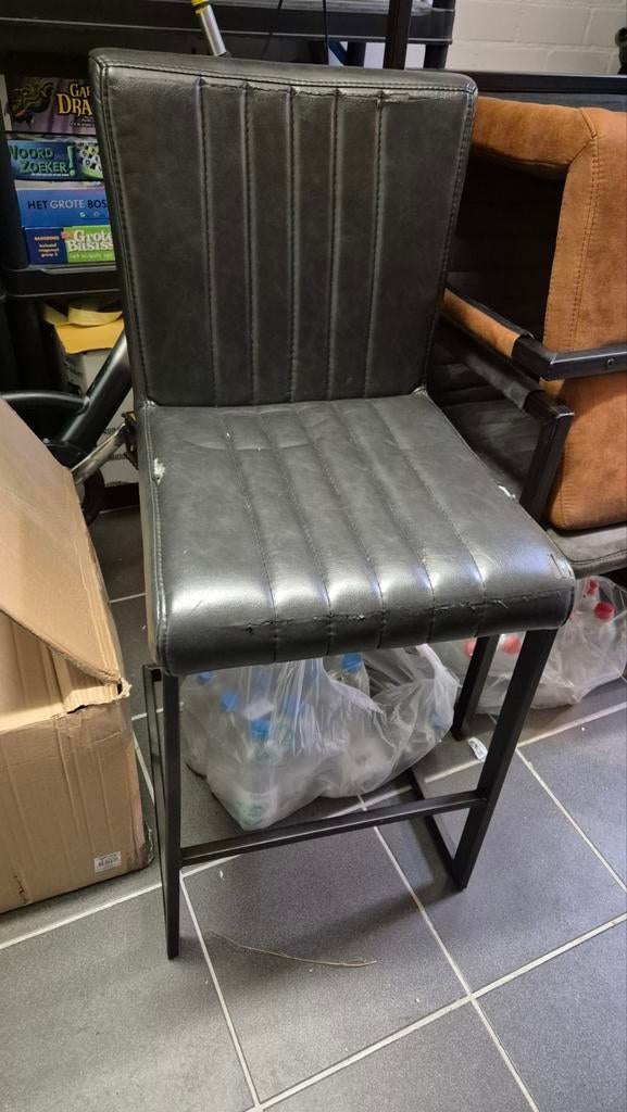 Zwarte barkruk met rugleuning - enkele beschadigingen, Gebruikt, Ophalen of Verzenden, Leer, 90 cm of meer