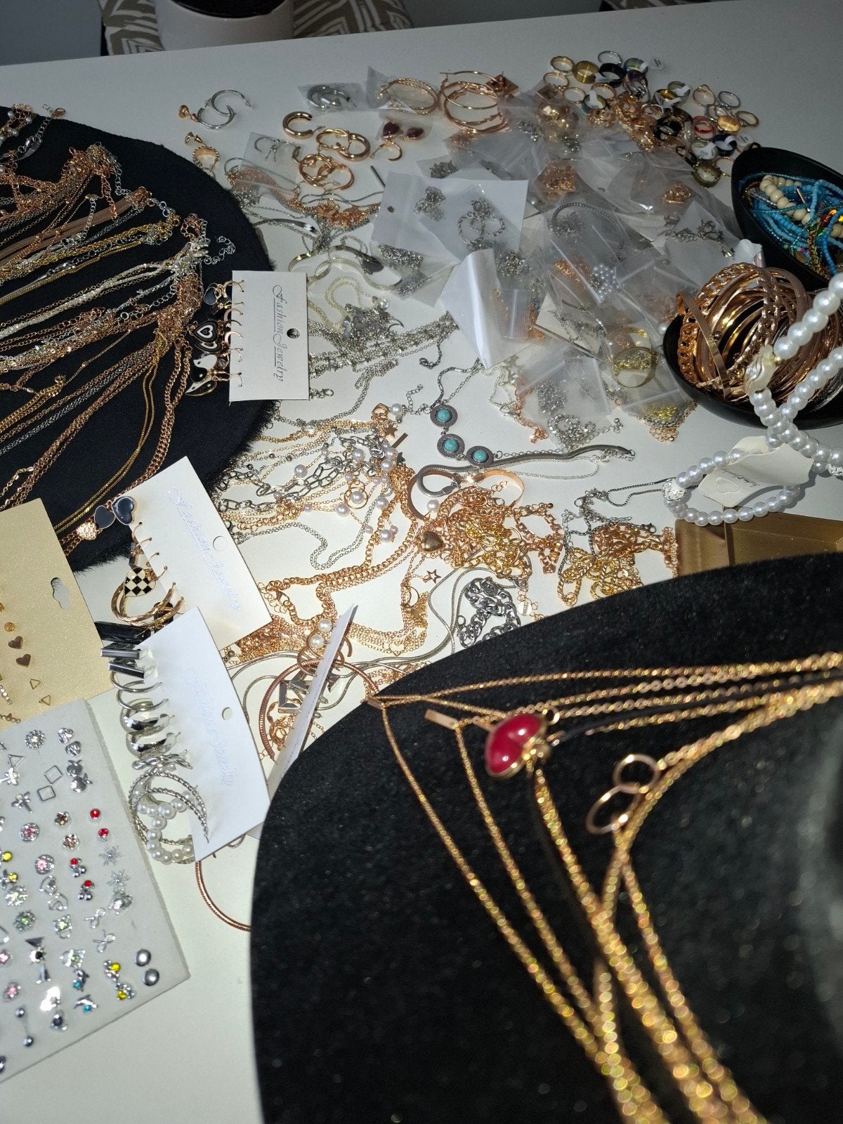Grote partij sieraden: armbanden, kettingen, oorbellen, ring, Overige materialen, Met bedels of kralen, Nieuw, Ophalen of Verzenden