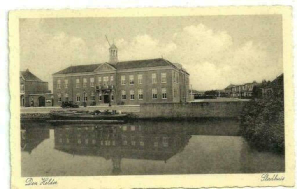 AK Den Helder - Stadhuis, Verzenden, 1940 tot 1960, Ongelopen, Noord-Holland
