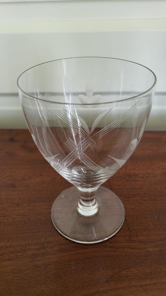 Gegraveerd glas doorsnede 9,7 cm en hoogte 17,2 cm, Ophalen of Verzenden