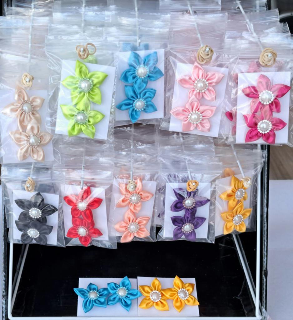 Te koop: 102 paar bloemen oorbellen – complete display!, Sieraden, Tassen en Uiterlijk, Ophalen of Verzenden