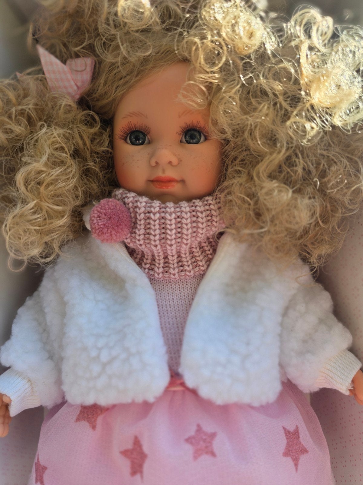 Lloren's pop met krullen en winteroutfit - Nieuw in doos, Ophalen, Nieuw, Babypop