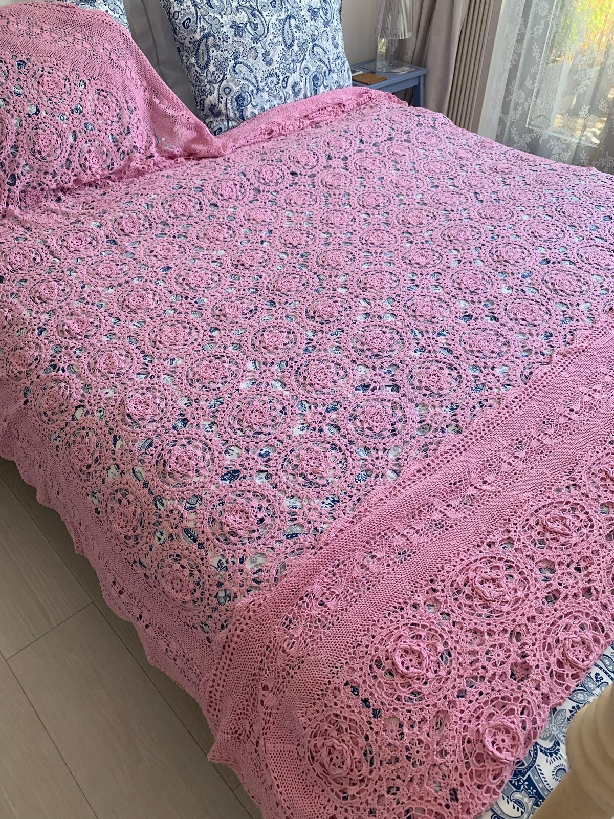 Roze gehaakte sprei met bloemenpatroon afmeting 2.69 x2.25, Huis en Inrichting, Slaapkamer | Beddengoed, Katoen, Ophalen of Verzenden