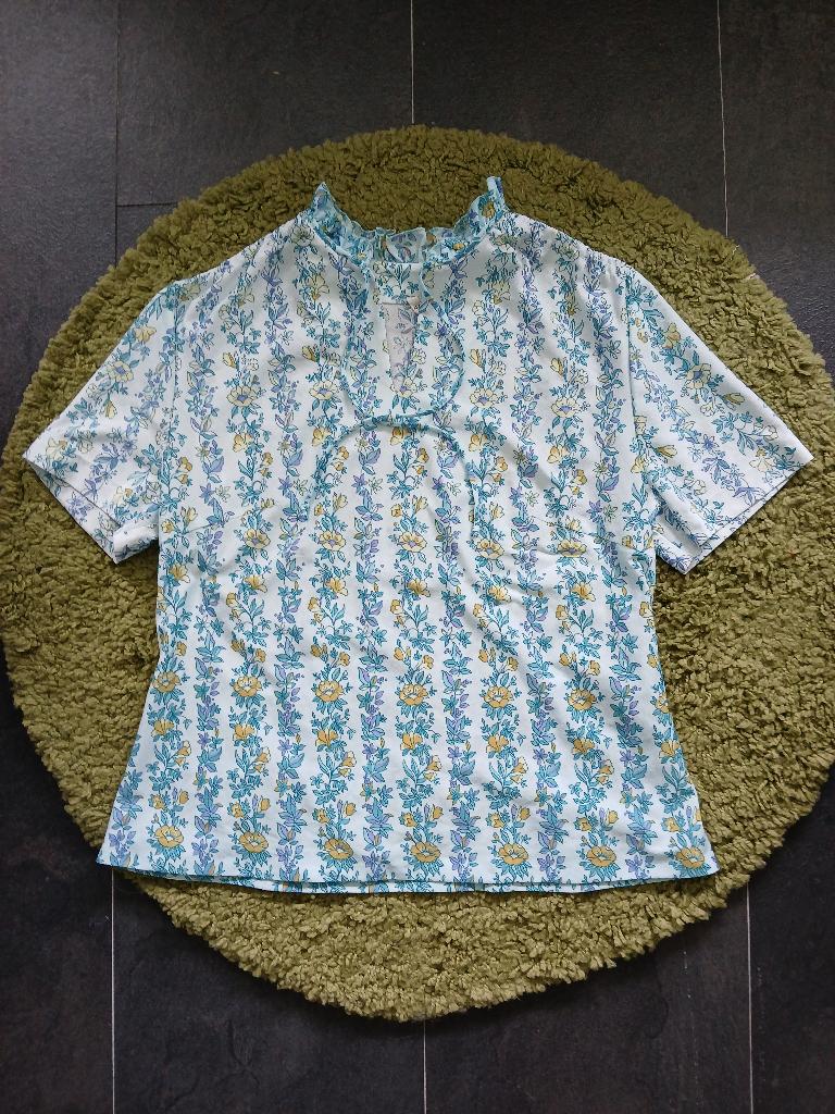 Vintage jaren 70 shirtje lichtblauw bloemen, cottagecore, L, Kleding | Dames, Maat 42/44 (L), Vintage, Korte mouw, Gedragen