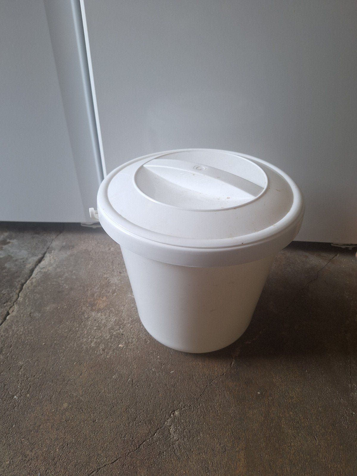 Witte kunststof emmer met deksel en handgreep, Ophalen, Gebruikt, Met deksel
