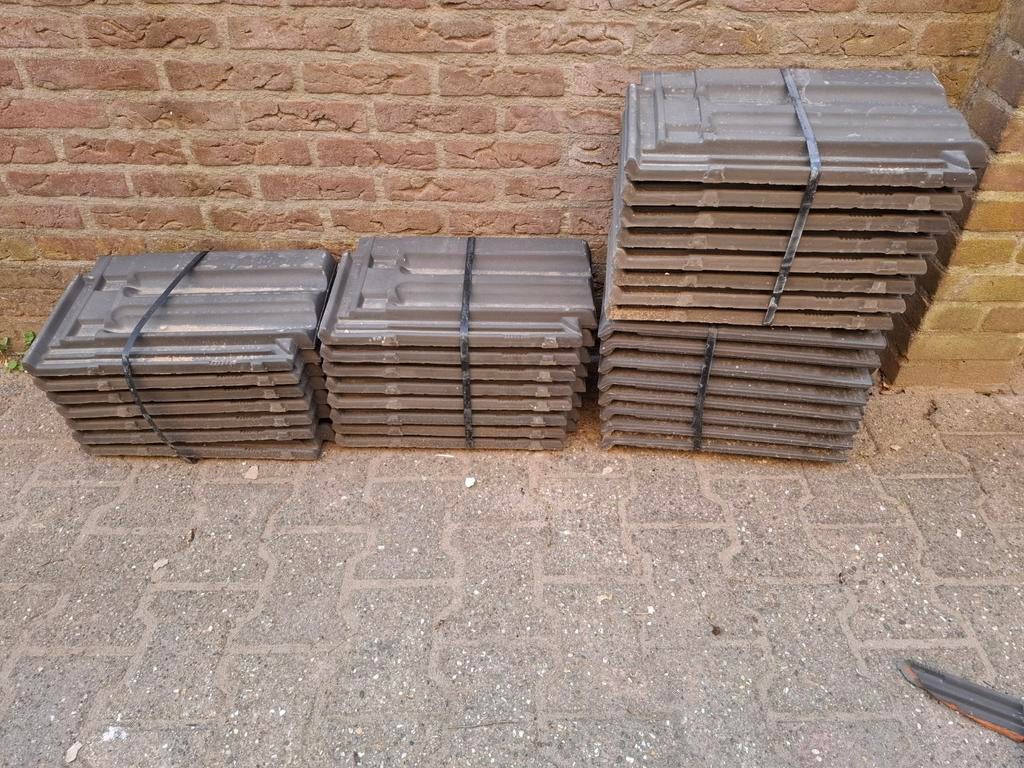 Nieuwe dakpannen, gratis , 31 stuks, Doe-het-zelf en Verbouw, Dakpannen en Dakbedekking, Steen of Klei, Zwart, Nieuw, Ophalen of Verzenden