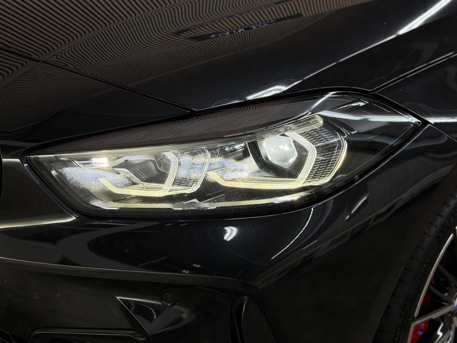 BMW 1-serie 120i M-Pakket 2024 NAP PANO KUIPSTOELEN LED CAME, Auto's, Gebruikt, 4 cilinders, Zwart, Bedrijf