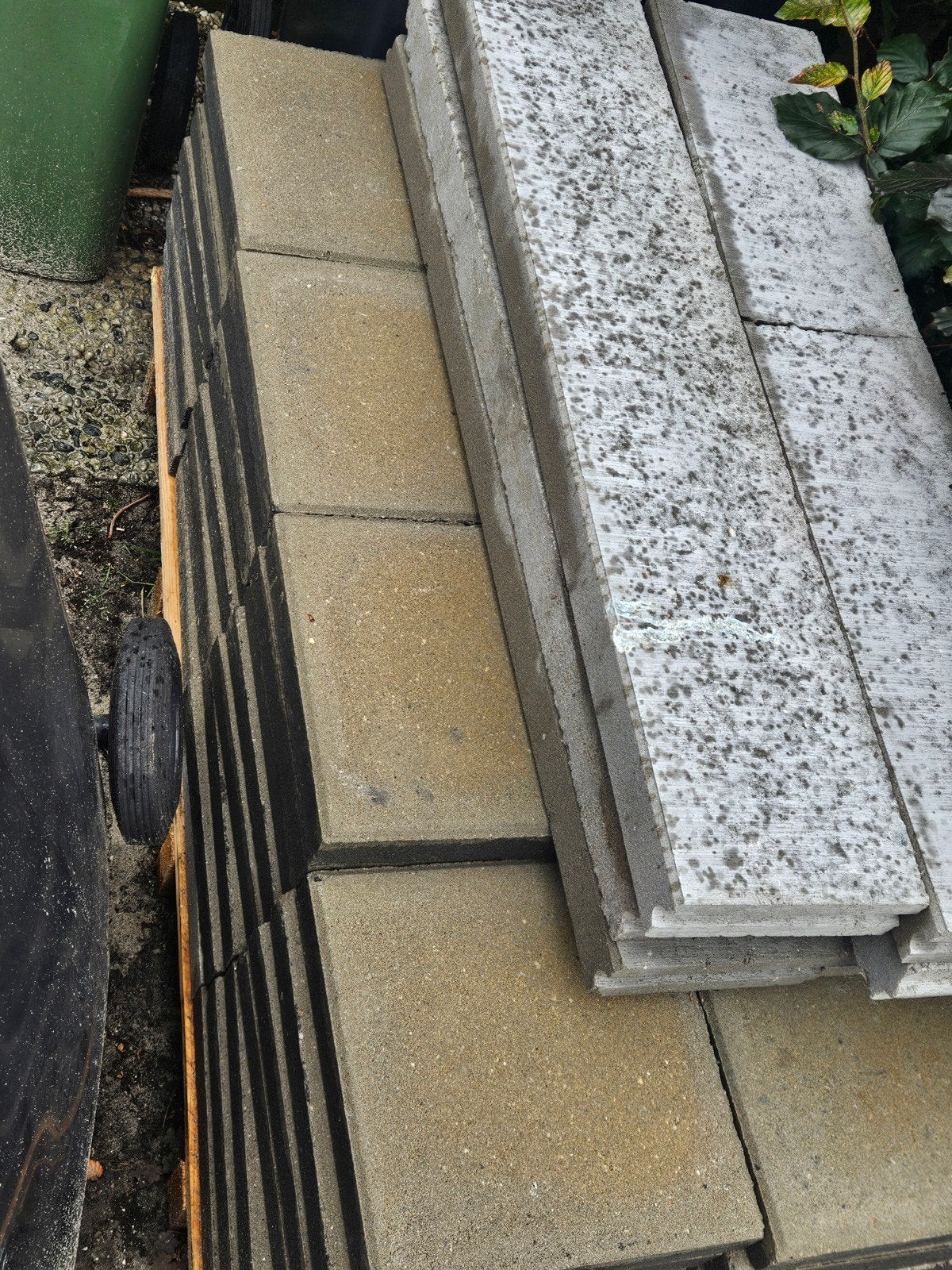 Stoeptegels 30x30 cm nieuw en 6 stoepranden ( 3 gebroken), Tuin en Terras, Tegels en Klinkers, Ophalen, Gebruikt, 5 tot 10 m²