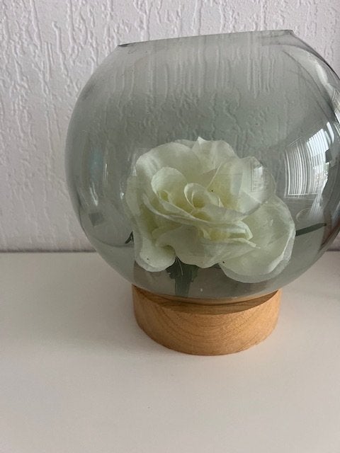 Glazen (groene tint ) bol op houten plateau, Overige kleuren, Ophalen of Verzenden, Minder dan 50 cm, Glas
