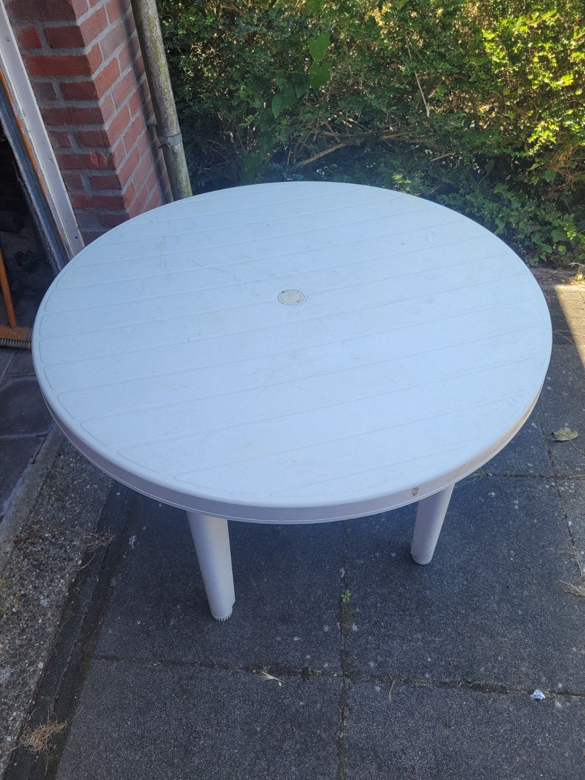Ronde witte tuintafel van kunststof, Ophalen