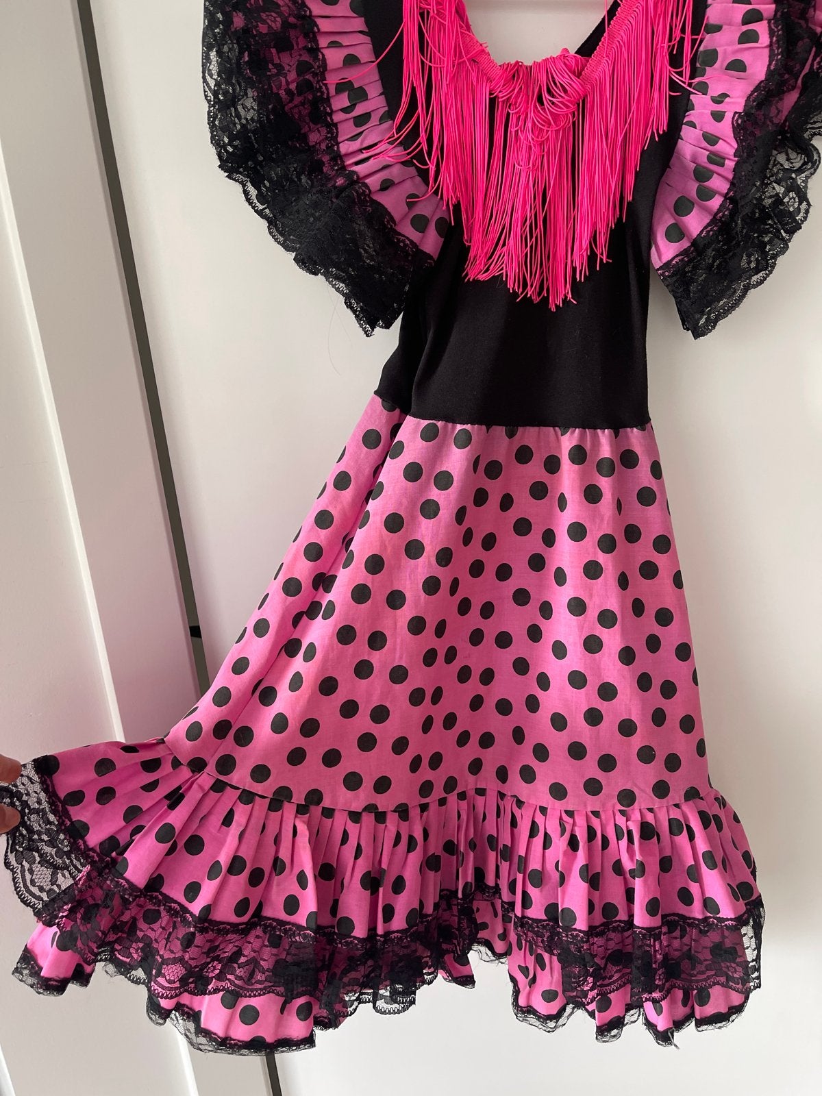 Flamenco jurk roze met zwarte stippen en franjes, Kinderen en Baby's, Ophalen of Verzenden, Zo goed als nieuw, Meisje
