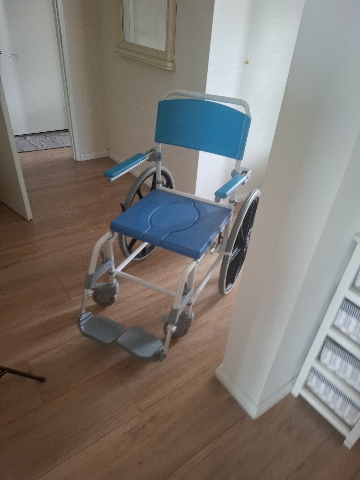 Drive Medical Aston 24 Douche-/Toiletrolstoel (Zelfrijder), Ophalen