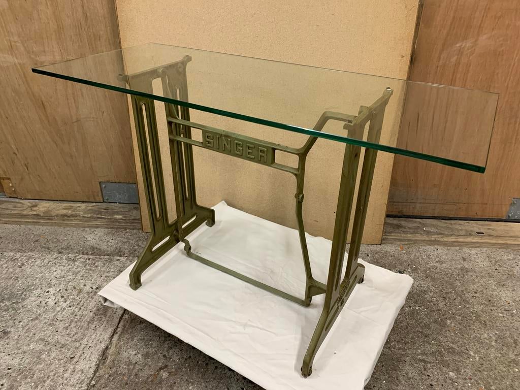 Vintage Bistro Tafel met Singer Onderstel en Glasplaat, Ophalen, Zo goed als nieuw