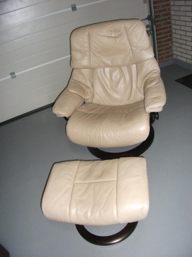 Stressless relaxstoel met hocker, Huis en Inrichting, Fauteuils, Gebruikt, Hout, Leer, 75 tot 100 cm, 75 tot 100 cm, Ophalen