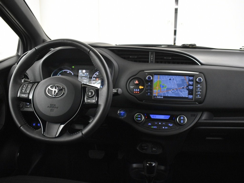 Toyota Yaris 1.5 Hybrid Bi-Tone | Navigatie | Keyless | Stoe, Auto's, Euro 6, 4 cilinders, 100 pk, Wit