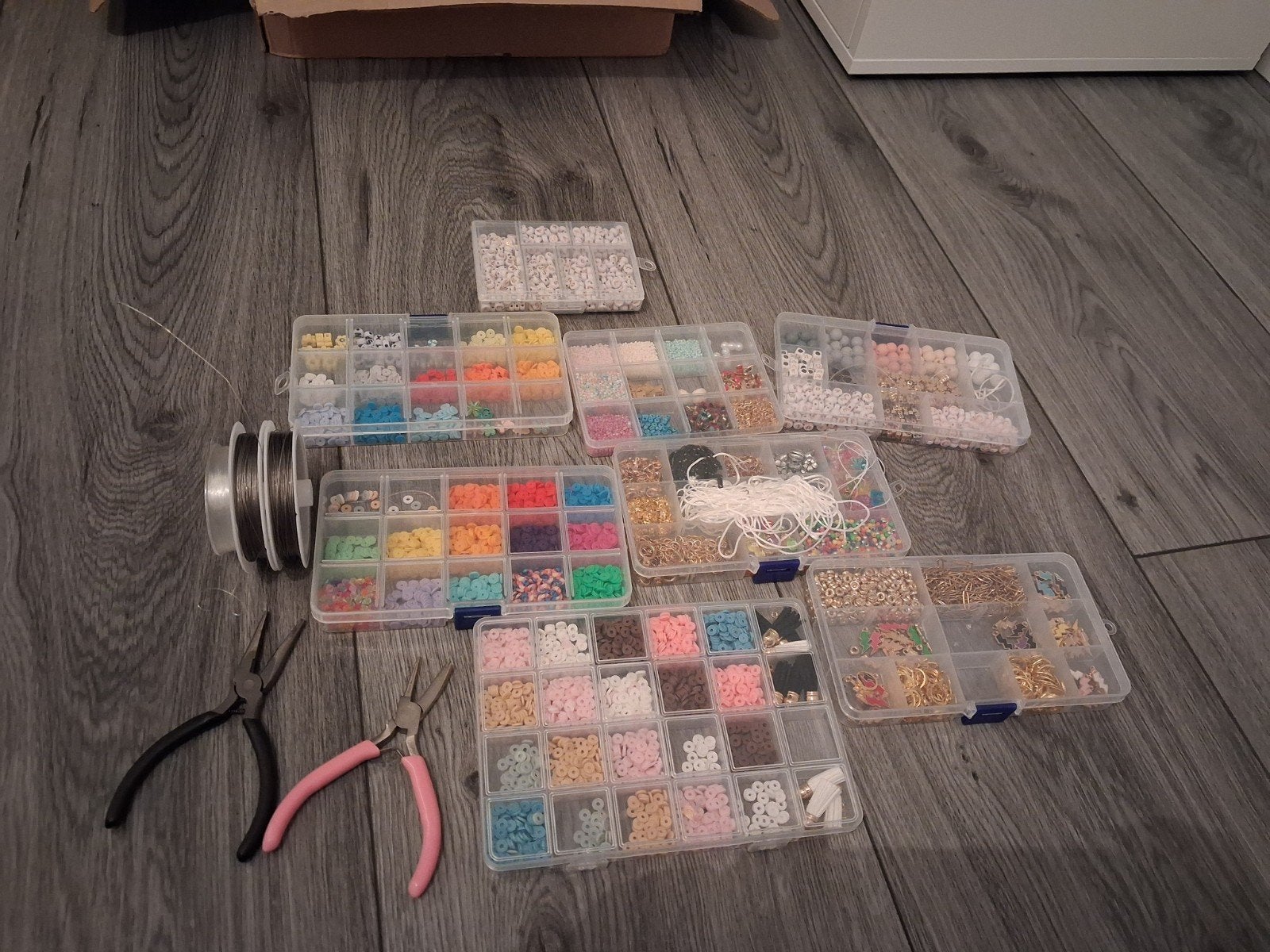 8 kralenboxen, 2 sieraden tangetjes en draad, Ophalen of Verzenden, Zo goed als nieuw