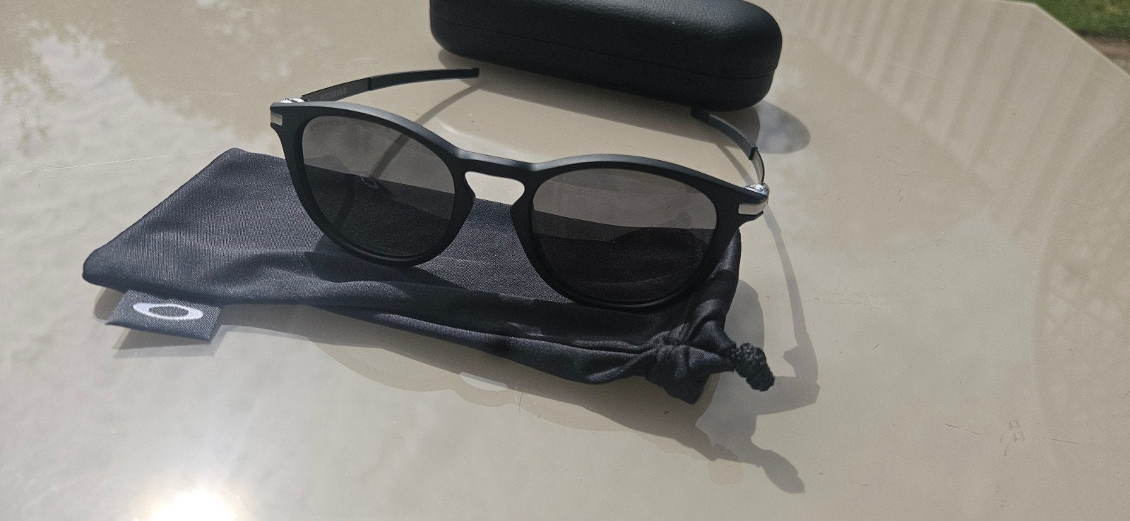 Nieuwe Oakley zonnebril met etui en zakje, Sieraden, Tassen en Uiterlijk, Zonnebrillen en Brillen | Heren, Zonnebril, Zwart, Nieuw