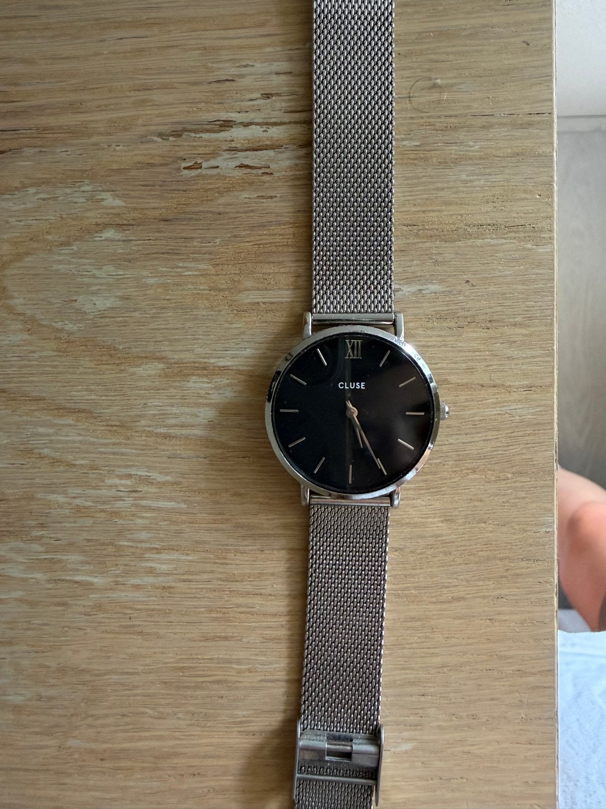 Cluse horloge met zwart wijzerplaat en zilveren band, Sieraden, Tassen en Uiterlijk, Horloges | Dames, Overige merken, Staal, Polshorloge