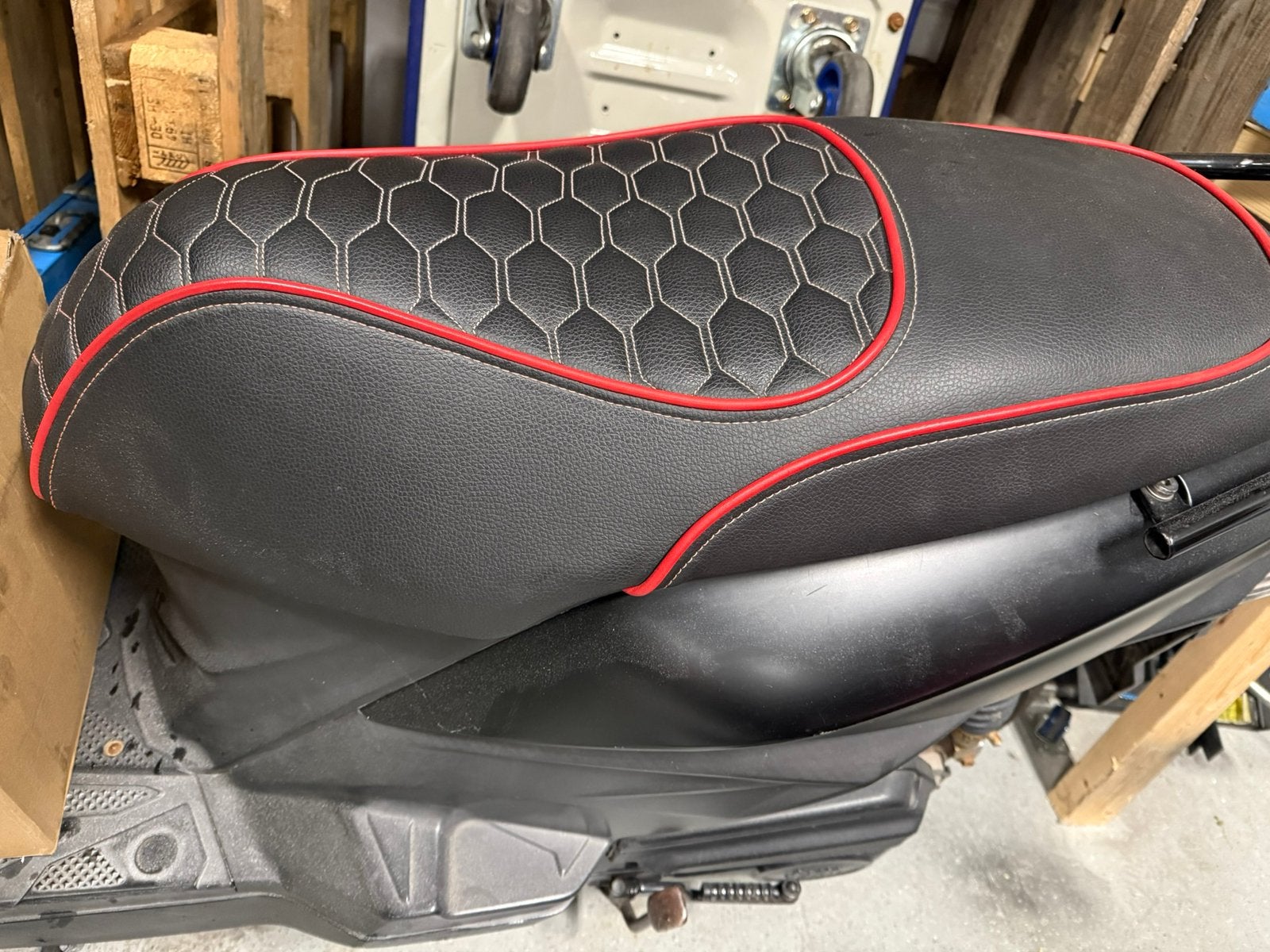Zadel Sym Orbit 3 Leder, Fietsen en Brommers, Brommeronderdelen | Scooters, Ophalen of Verzenden, Zadel