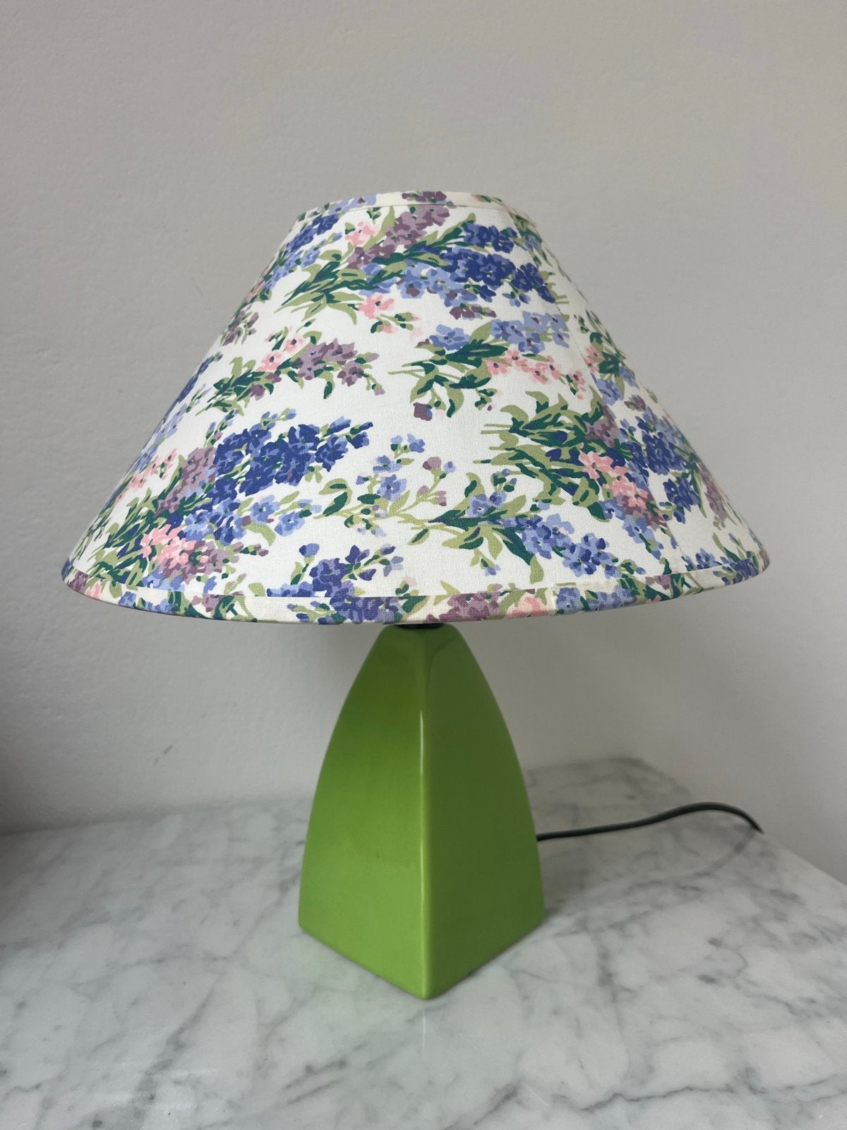 Vintage Tafellamp met Groene Voet en Bloemkap, Gebruikt, Keramiek, Ophalen of Verzenden, Met kap