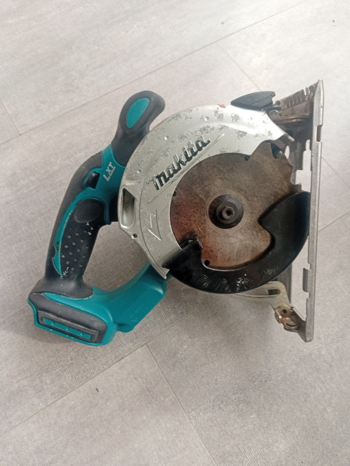Makita DSS501 18V Accu Cirkelzaag 136mm (Body), Ophalen of Verzenden, 1200 watt of meer, Cirkelzaag, 30 tot 70 mm