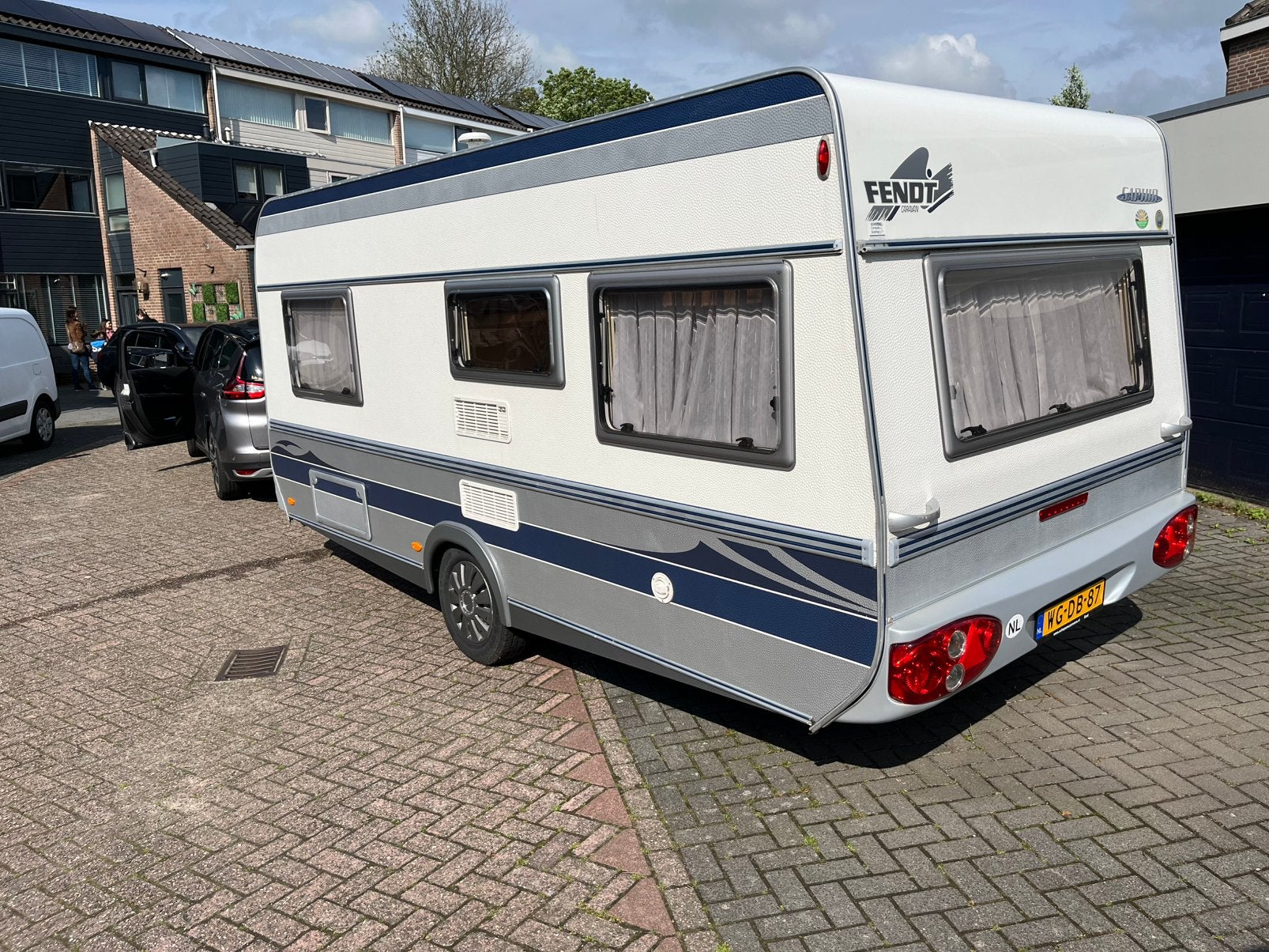 Te koop Fendt Saphir 470 TFB met jonge voortent en luifel, Rondzit, Frans bed, Particulier, Kachel