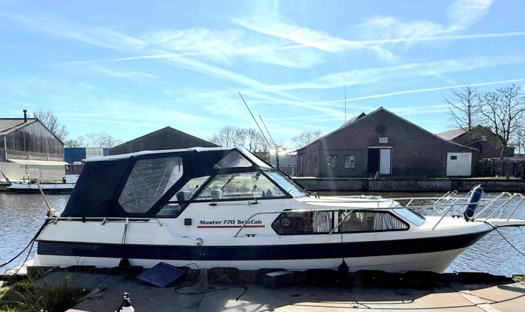 Master 770 twin cab, Binnenboordmotor, 77 pk, Diesel, 70 tot 120 pk
