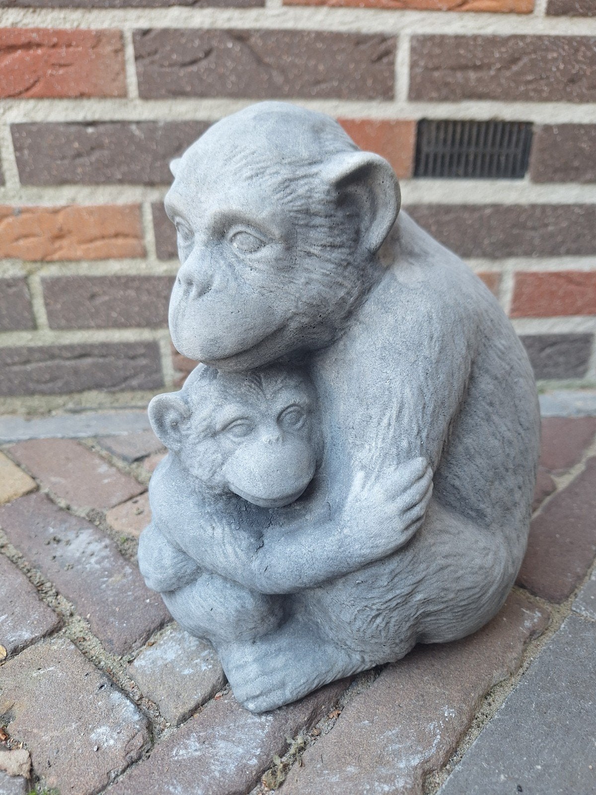 Betonnen beeld aap met jong - Hoogte 27 cm, Ophalen, Nieuw, Beton, Dierenbeeld